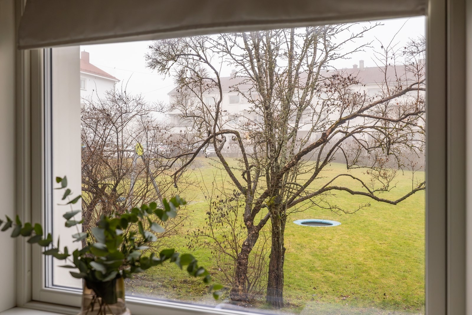 Hyggelig utsyn fra hovedsoverom mot felles- og grøntområder. Galleribilde