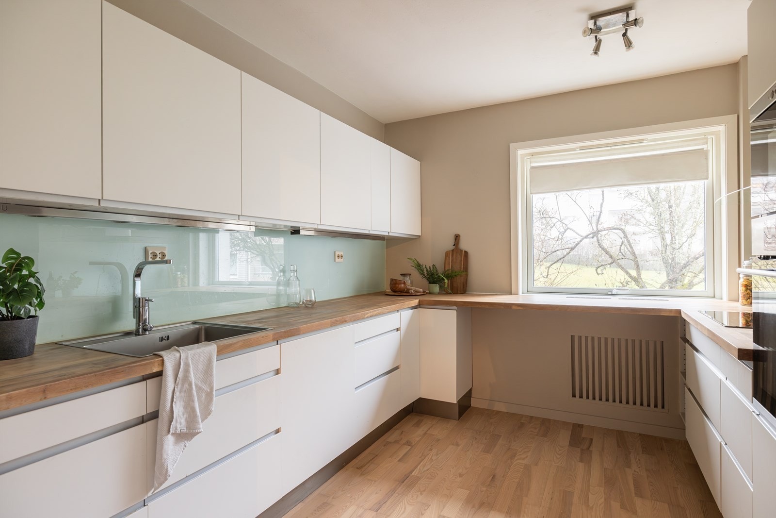 Adskilt og moderne kjøkken med lys innnredning Galleribilde