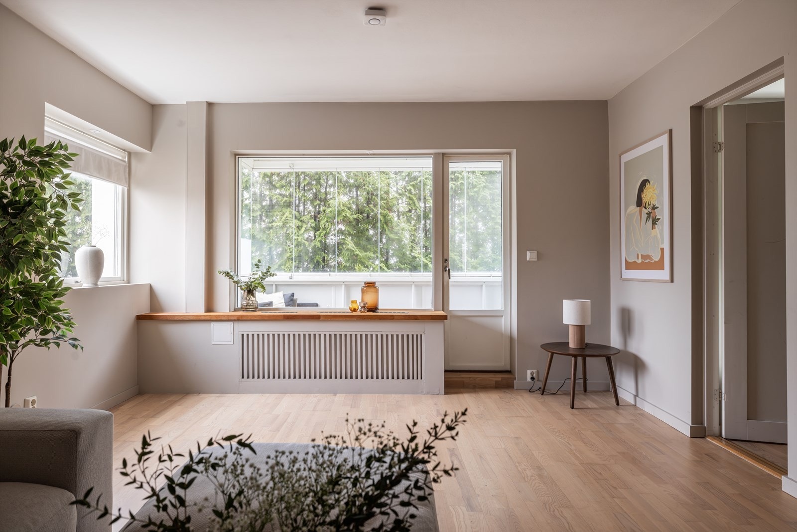 Boligen er innredet i delikate farger. Bra med lysinnslipp fra sidevindu da boligen er en hjørne/endeleilighet. Galleribilde