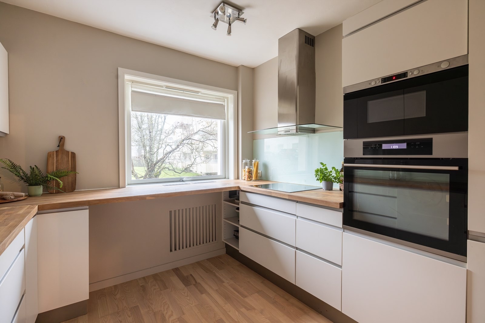 Integrerte hvitevarer med ovn, mikro, oppvaskmaskin, platetopp, vifte, kjøl- og frys følger med boligen. Galleribilde