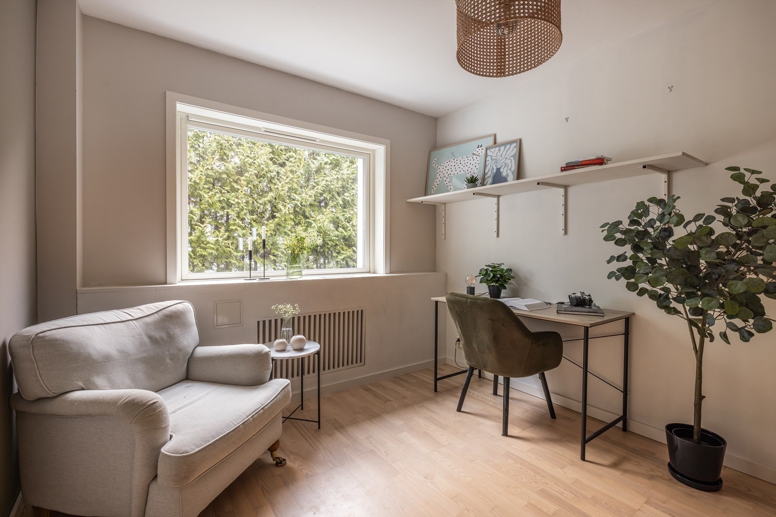 Soverom 2 benyttes i dag som kontor. Har størrelse og kvalitet til å innredes som soverom Galleribilde