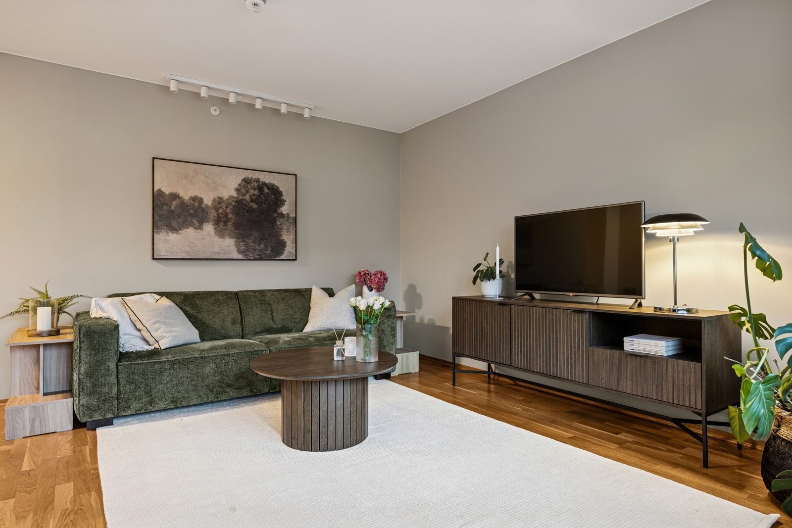 Stuen er på 24,5 m² og har åpen løsning med kjøkkenet. Moderne farger, store vindusflater i samspill med beliggenhet i 4. etasje gir en svært god romfølelse. Galleribilde