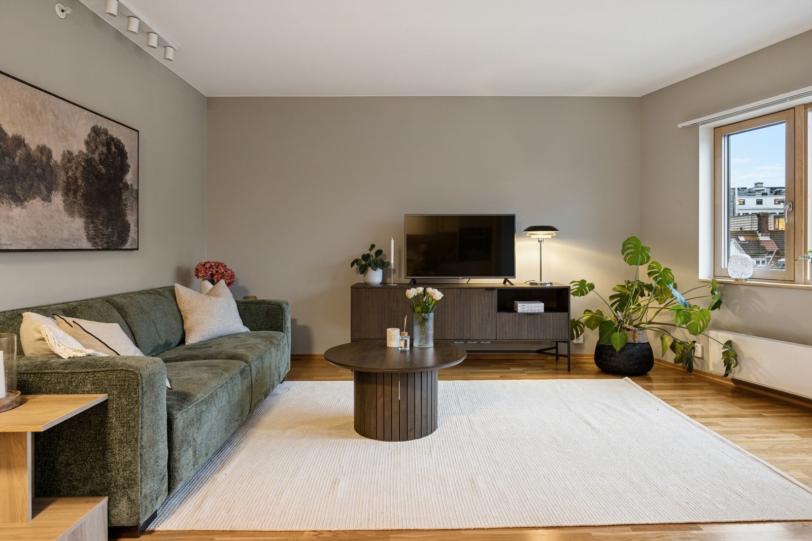 Leiligheten passer utmerket for deg som ønsker å bo urbant, med alle fasiliteter like utenfor dørstokken. Galleribilde