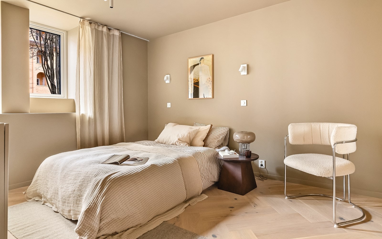 Her er det klargjort for sengegavl, mtp lysbryterne. Galleribilde