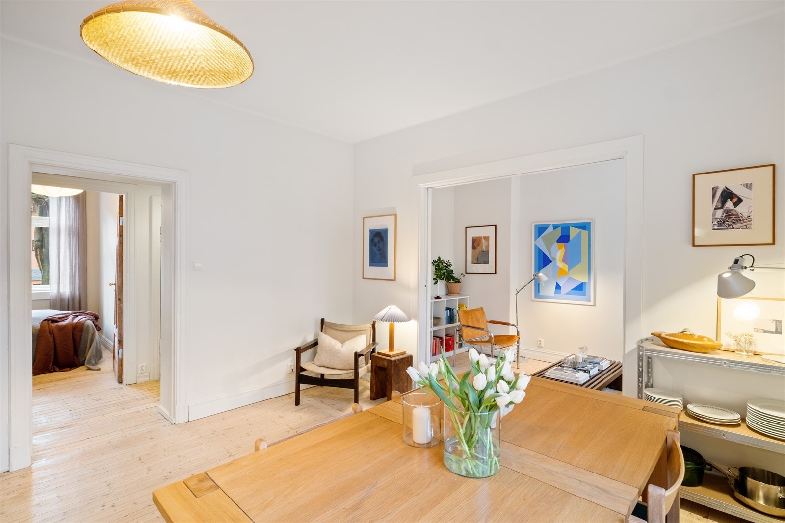 Leiligheten er malt i delikate og tidsriktige farger. Galleribilde