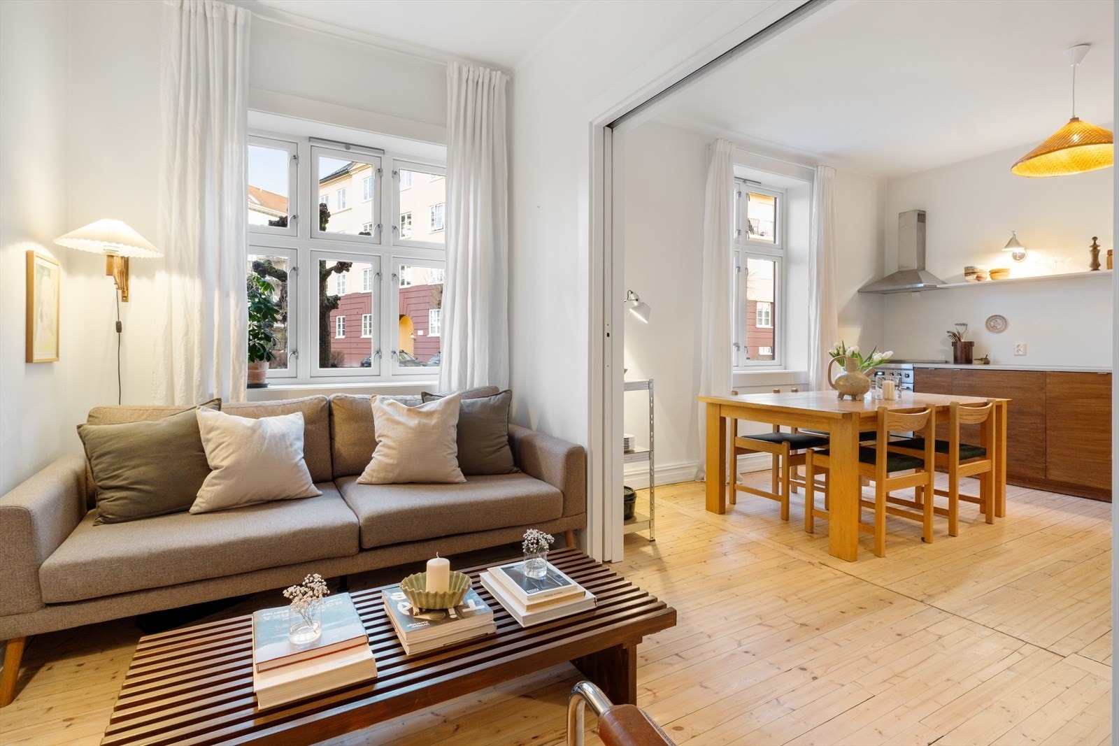 Store vindusflater som gir rikelig med luft og lys. Galleribilde