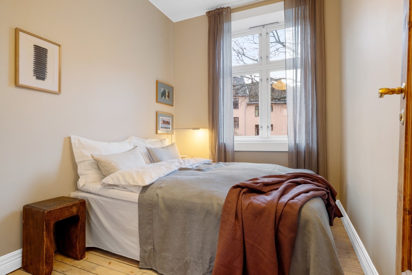 Romslig hovedsoverom med god plass til dobbeltseng med tilhørende nattbord. Galleribilde