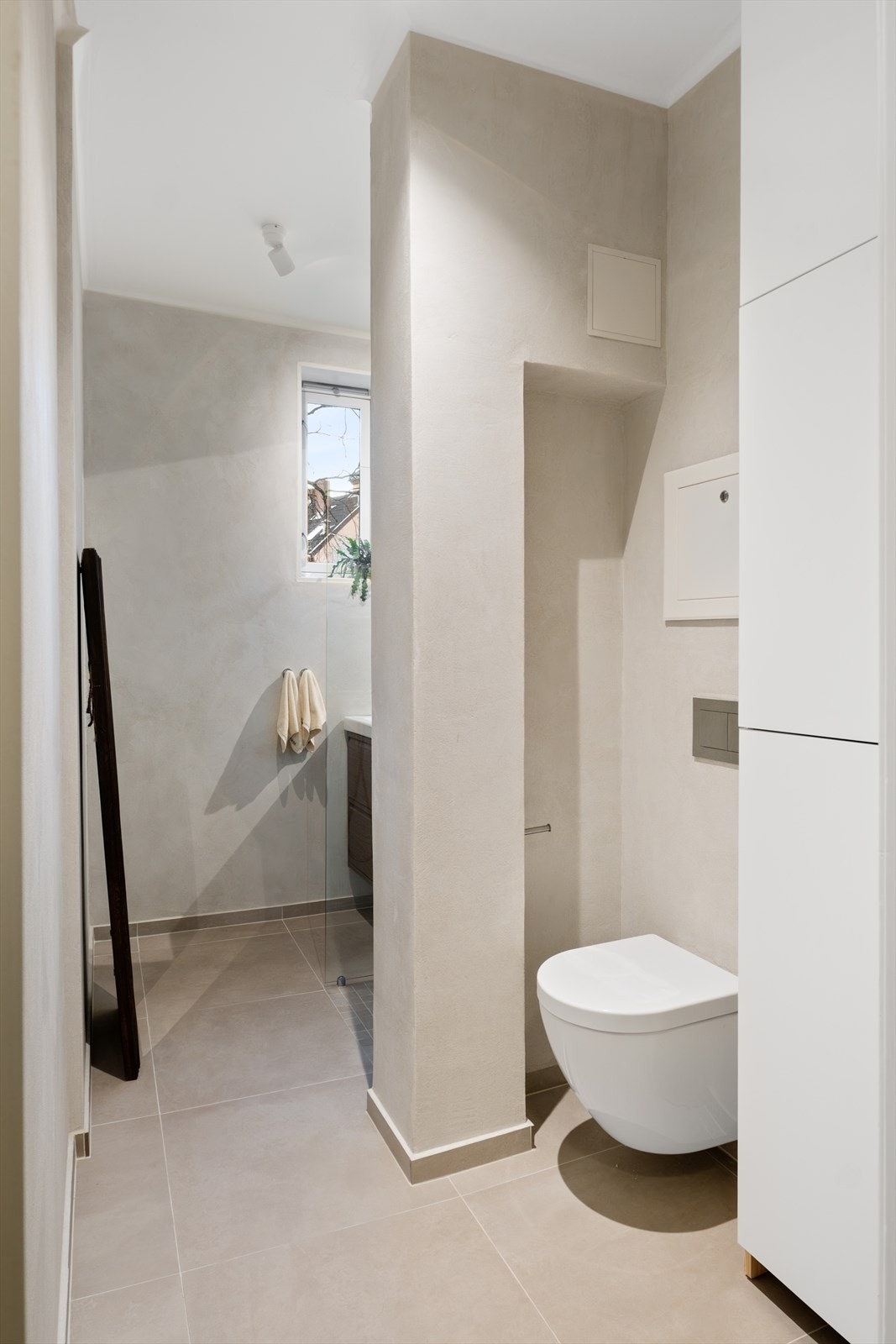 Delikat, flislagt baderom fra 2025 med varme i gulvet. Galleribilde