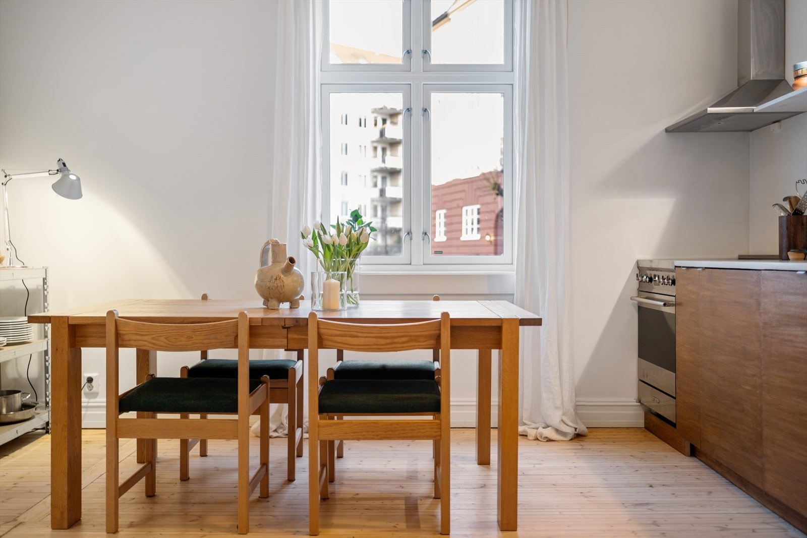 God plass til spisebord på kjøkkenet, perfekt for sosiale sammenkomster! Galleribilde