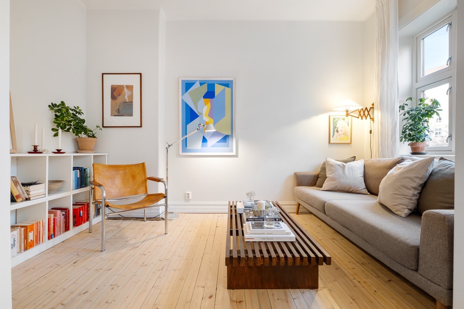 Det er skyvedører mellom stue og kjøkken, hvilket gjør stuen til et fleksibelt rom som også kan innredes med sovesofa og benyttes som et gjesterom/soverom nr. 2. Galleribilde