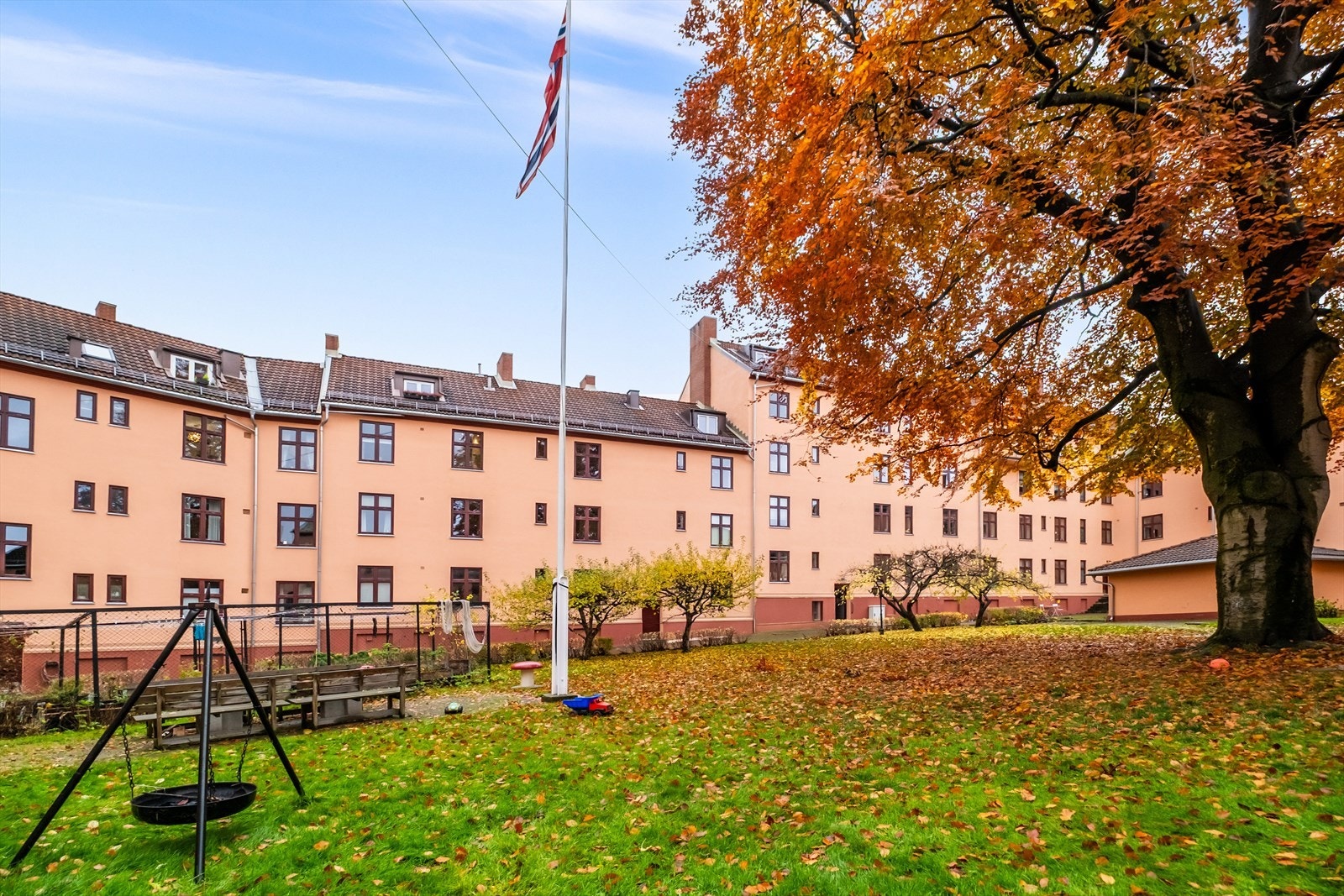 En lys og lekker 2-roms selveierleilighet med sentral og attraktiv beliggenhet i populært borettslag på Sagene. Galleribilde