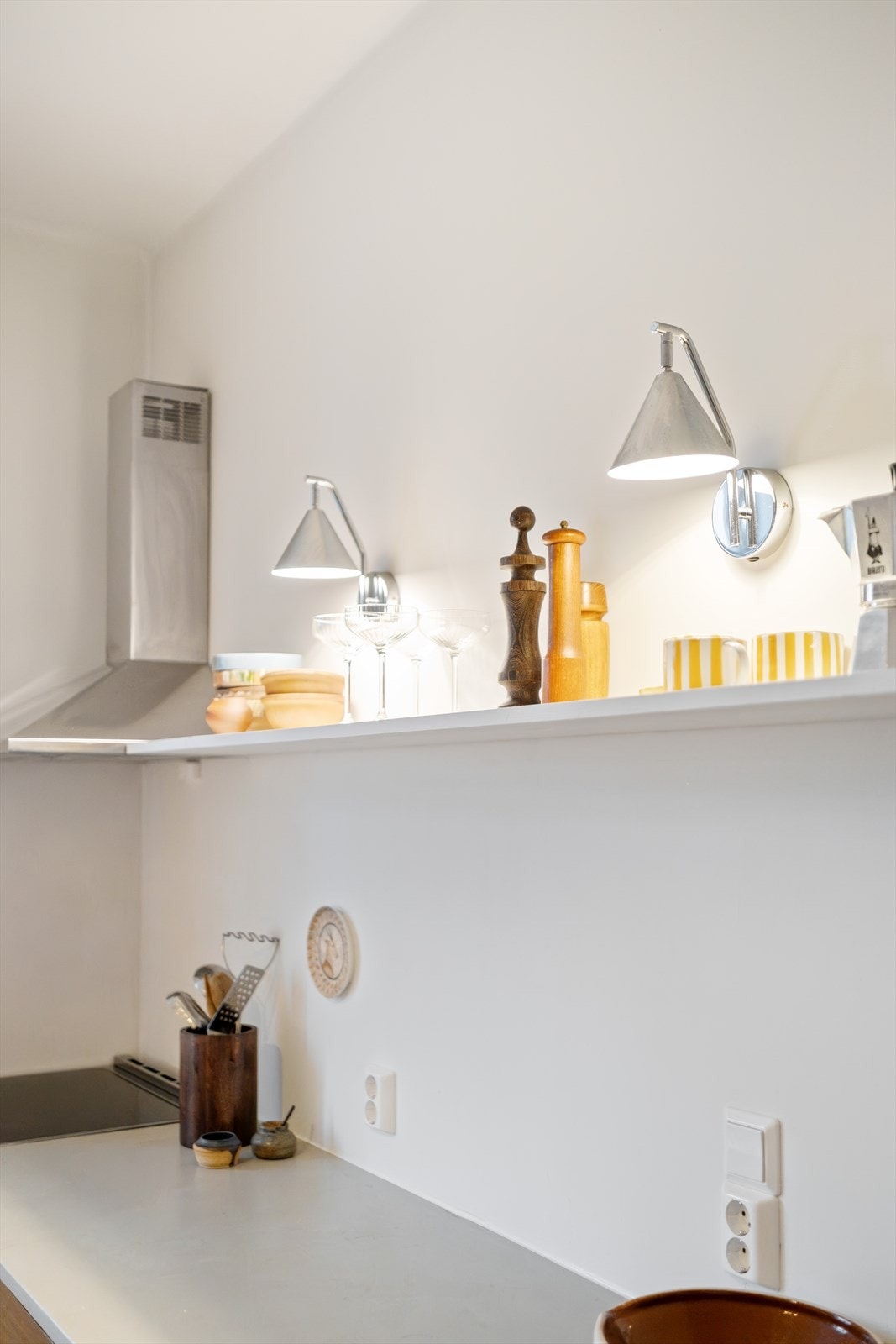 Av hvitevarer er det integrert platetopp m/kullfilter, stekeovn, oppvaskmaskin og kjøl/fryseskap. Kullfilterventilator over kokeplass. Galleribilde