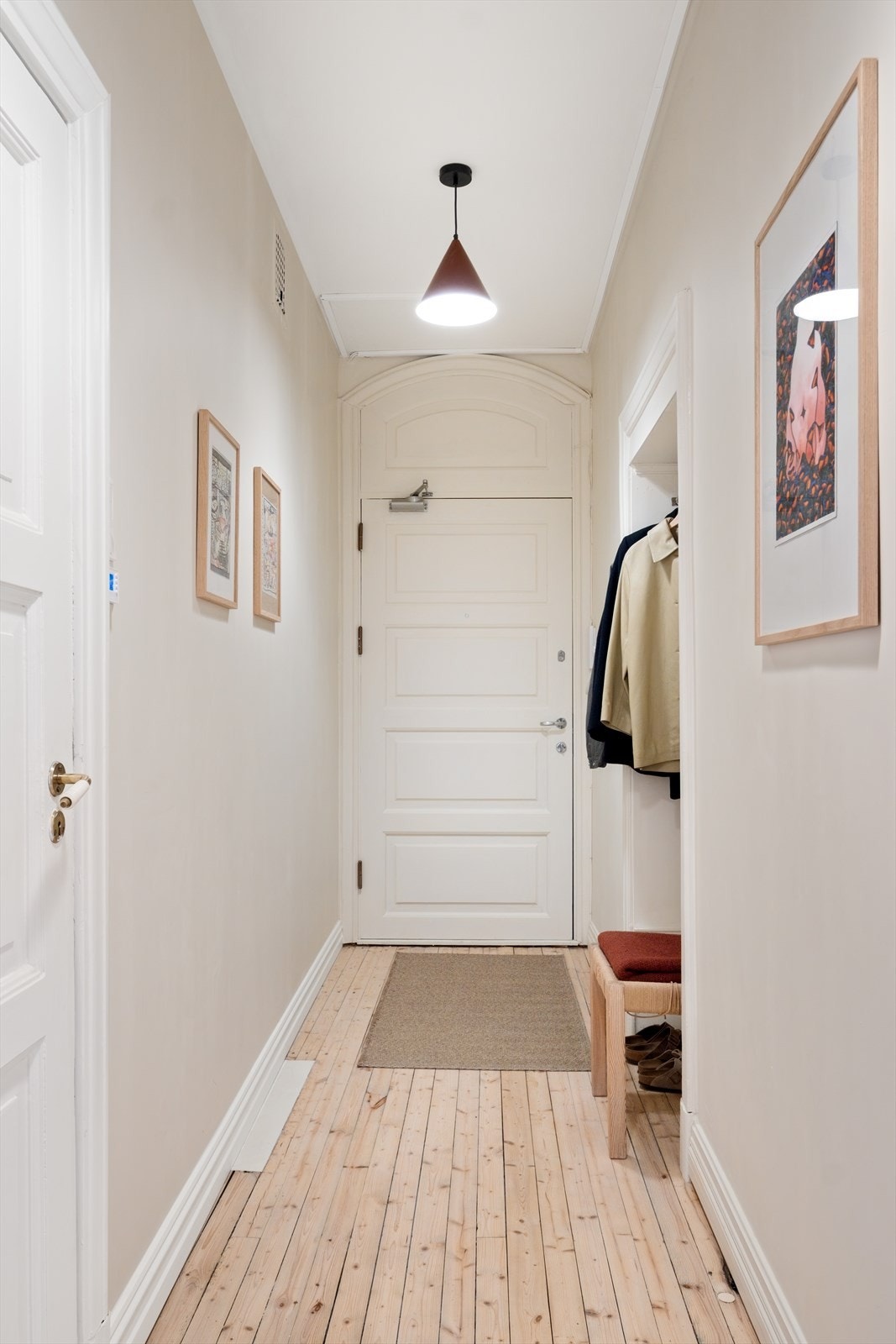 Velkommen inn! En lys og innbydende entré som gir et godt førsteinntrykk av leiligheten. Galleribilde