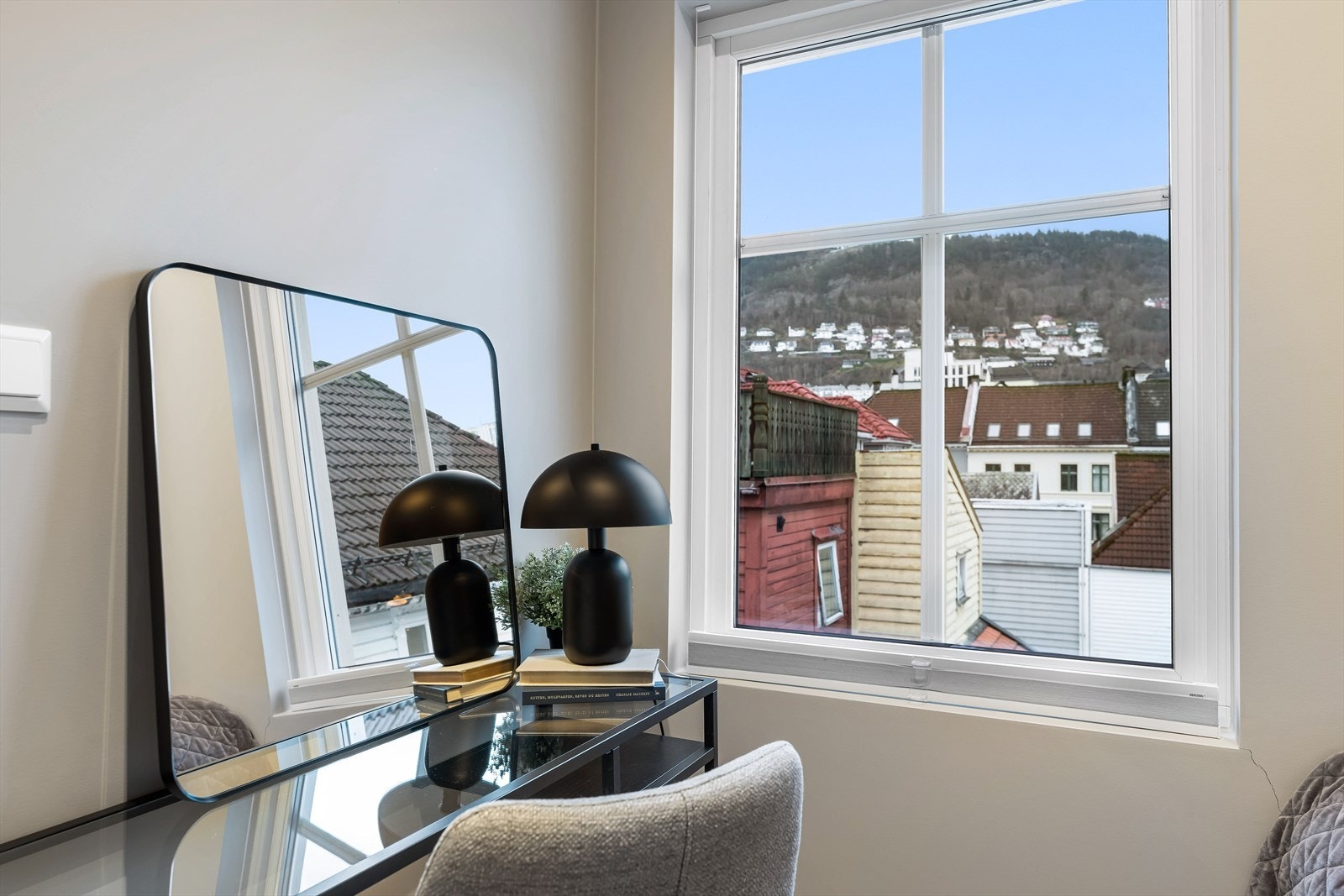 Kontor/ sminkeplass med utsikt! Galleribilde