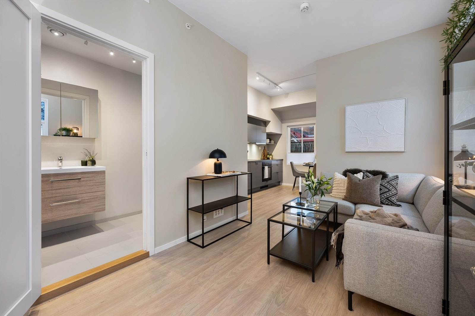 Stue mot baderom. Galleribilde