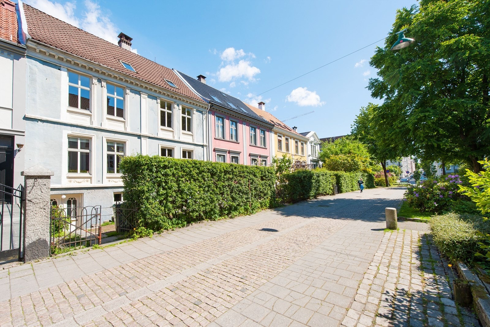 Velkommen til en av Bergens koseligste gater. Bilfri gate rett utenfor døren, kort vei til det meste man måtte trenge. Galleribilde