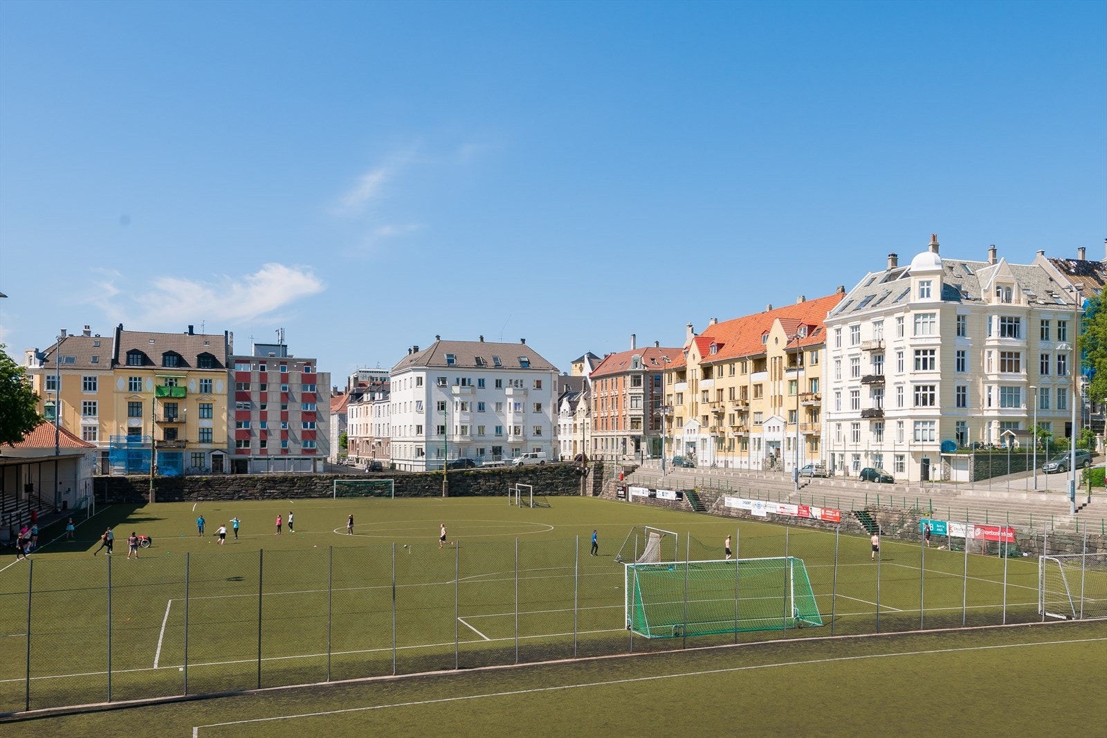 Fotballbaner på Møhlenpris ca. 650 meter unna. ca. 6-8 minutter gange unna. Galleribilde
