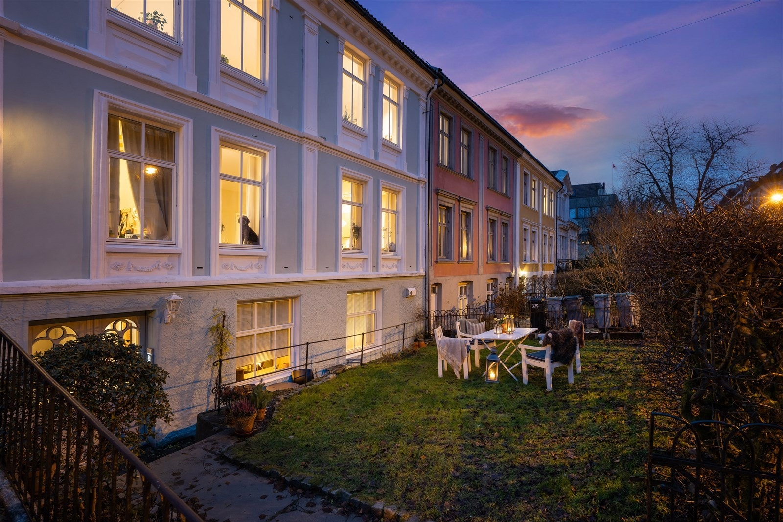 Veldig koselig felleshage ved inngangspartiet til borettslaget på seks enheter i et historisk og flott bygg fra slutten av 1800 tallet. Galleribilde