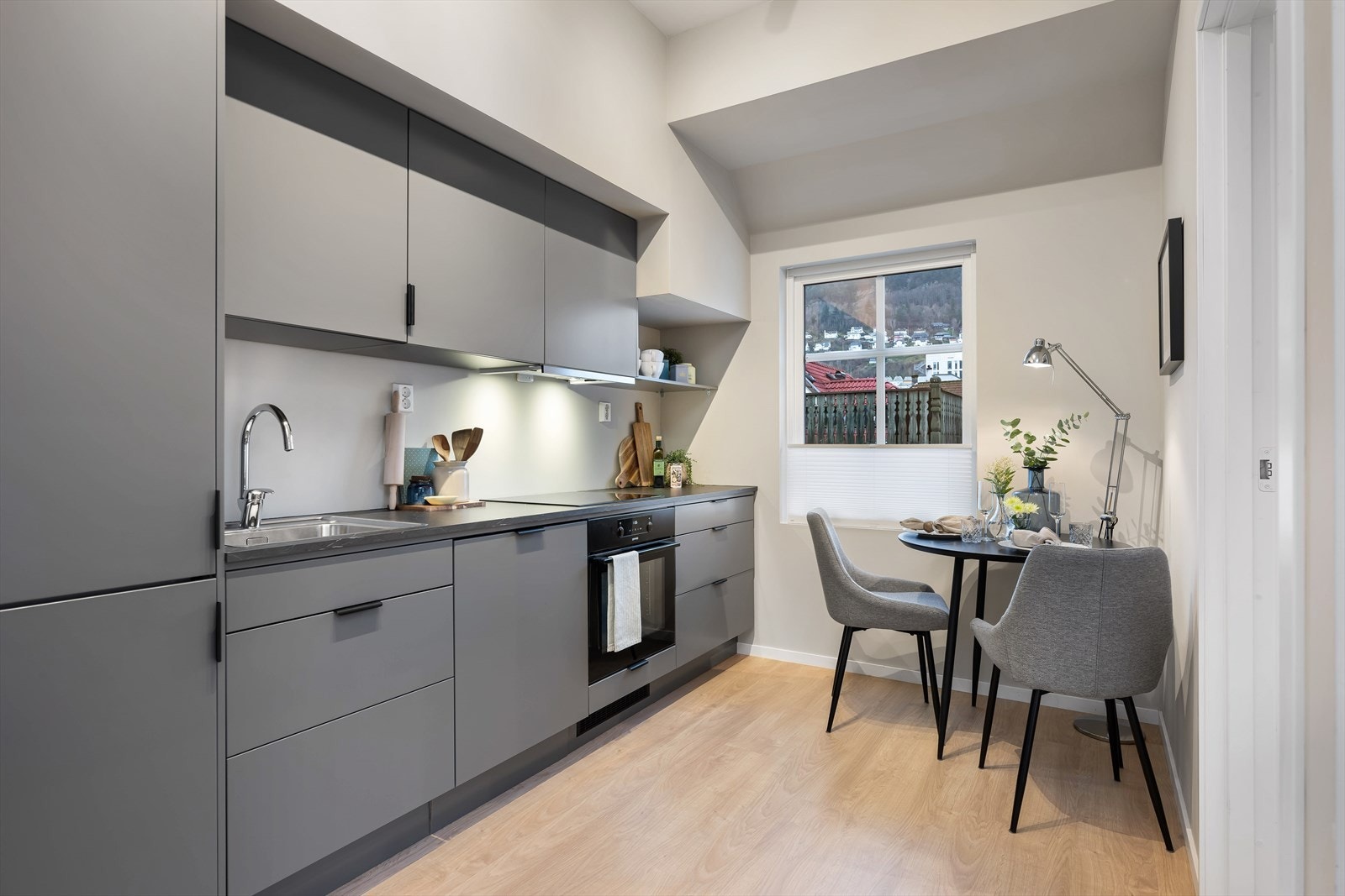 Nydelig og tidsriktig kjøkken med utsikt over Fløyen og Vidden. Galleribilde