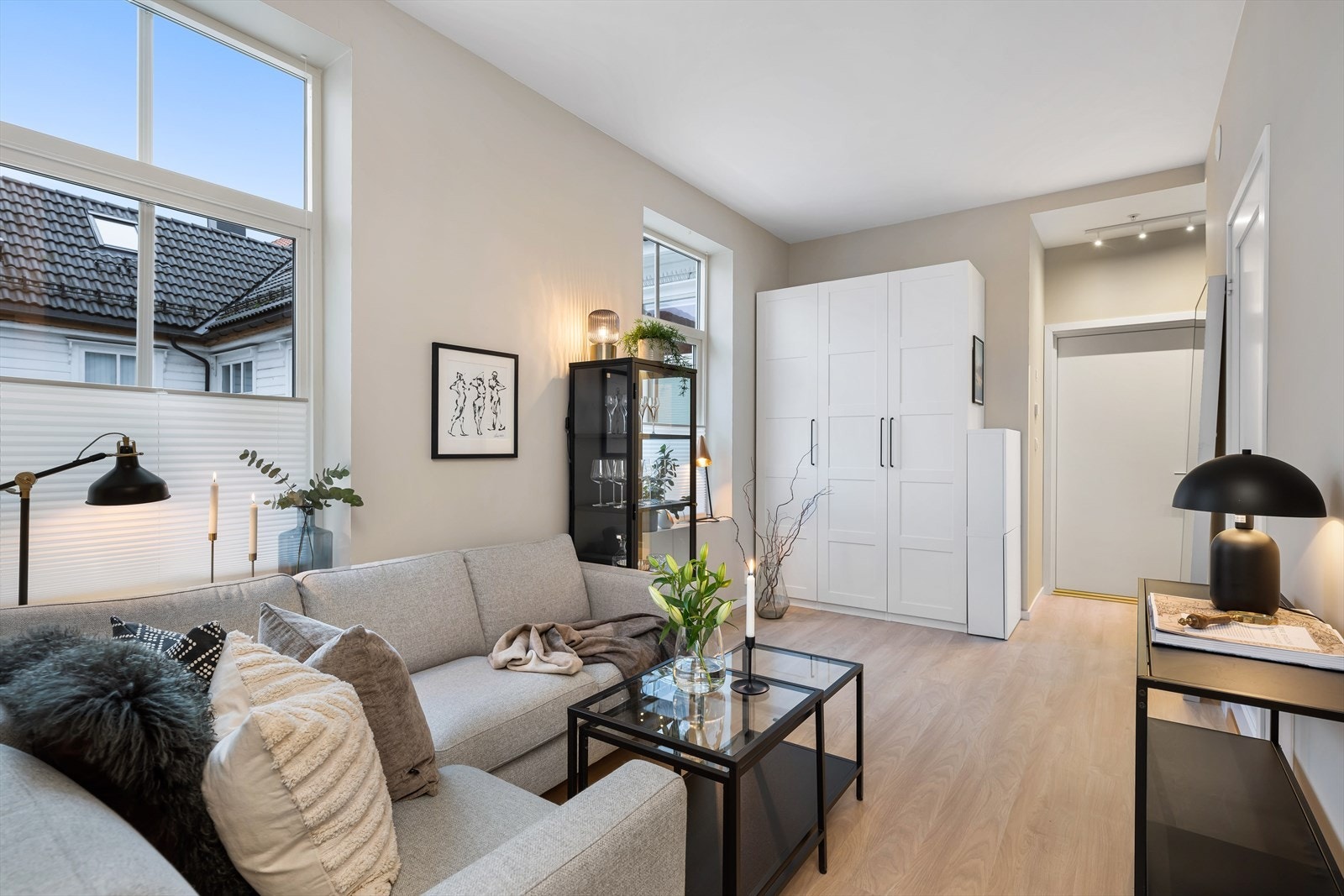 I stuen har man meget god plass til garderobeløsning samt vitrineskap og sofaløsning. Med plassbygget garderobeløsning kan man få utnyttet hele takhøyden om ønskelig. Galleribilde