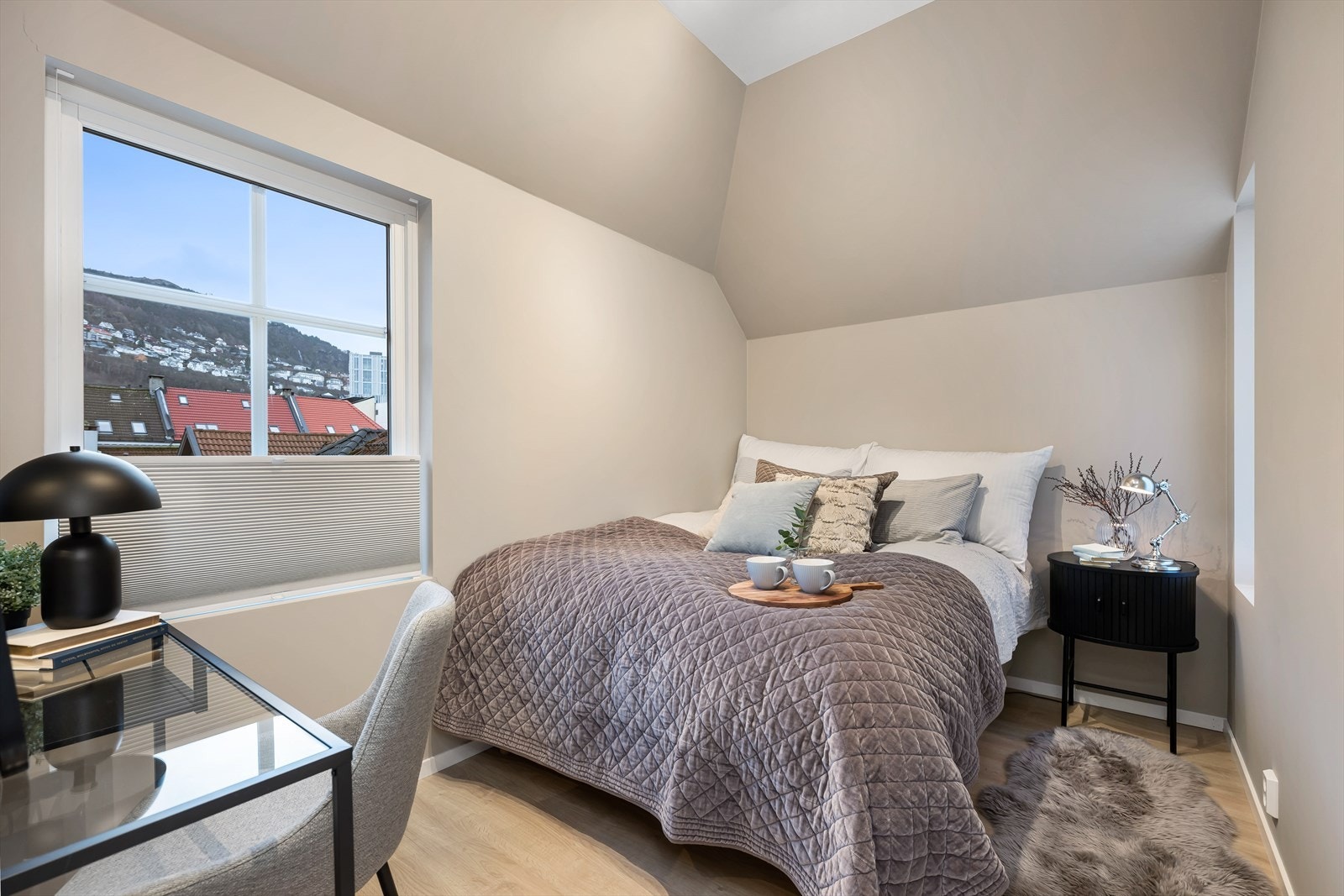 Velkommen inn på soverommet. Et lunt og godt rom med god plass til dobbeltseng og garderobeløsning eller kontor/sminkeplass om ønskelig. Galleribilde