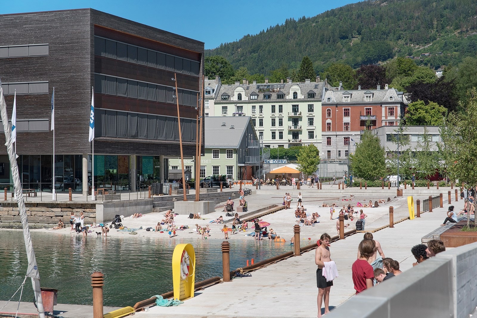 Bystrand Møhlenpris aka BI Stranden ca. 800 meter unna. ca. 6-9 minutters gange. Her finner man også nedre del av Nygårdsparken og div. servicetilbud som kafé. Galleribilde