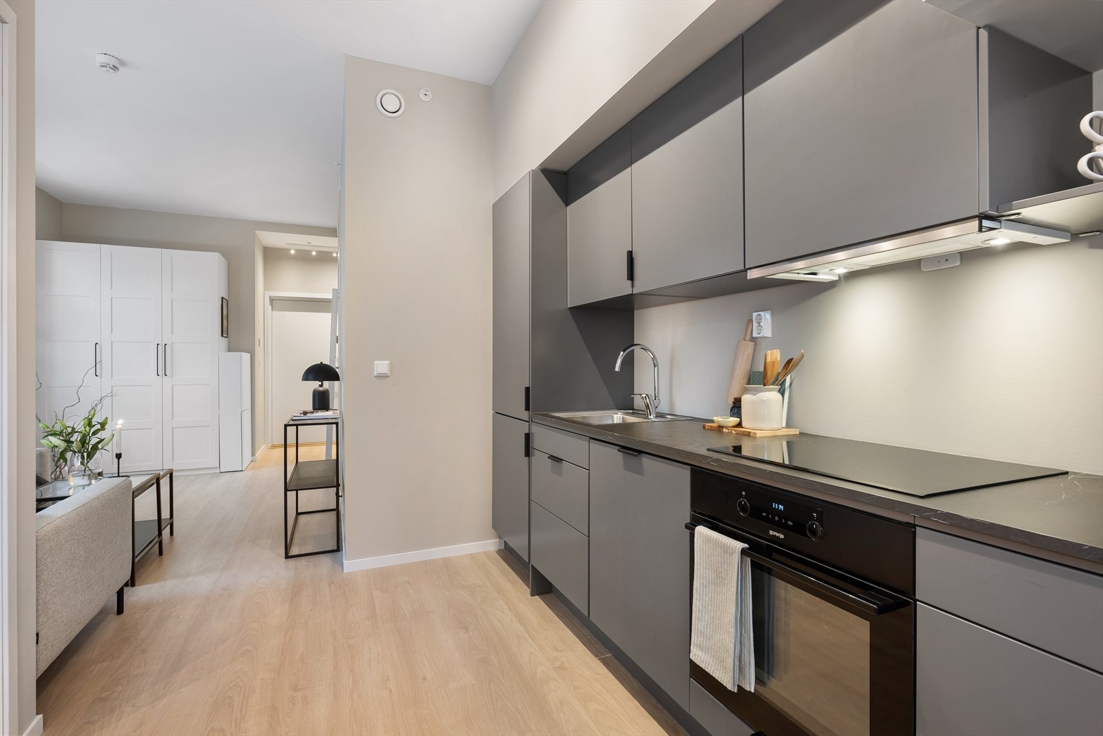 Kjøkken mot stue i åpen løsning, men med egne soner takket være smart utforming av rommet. Galleribilde