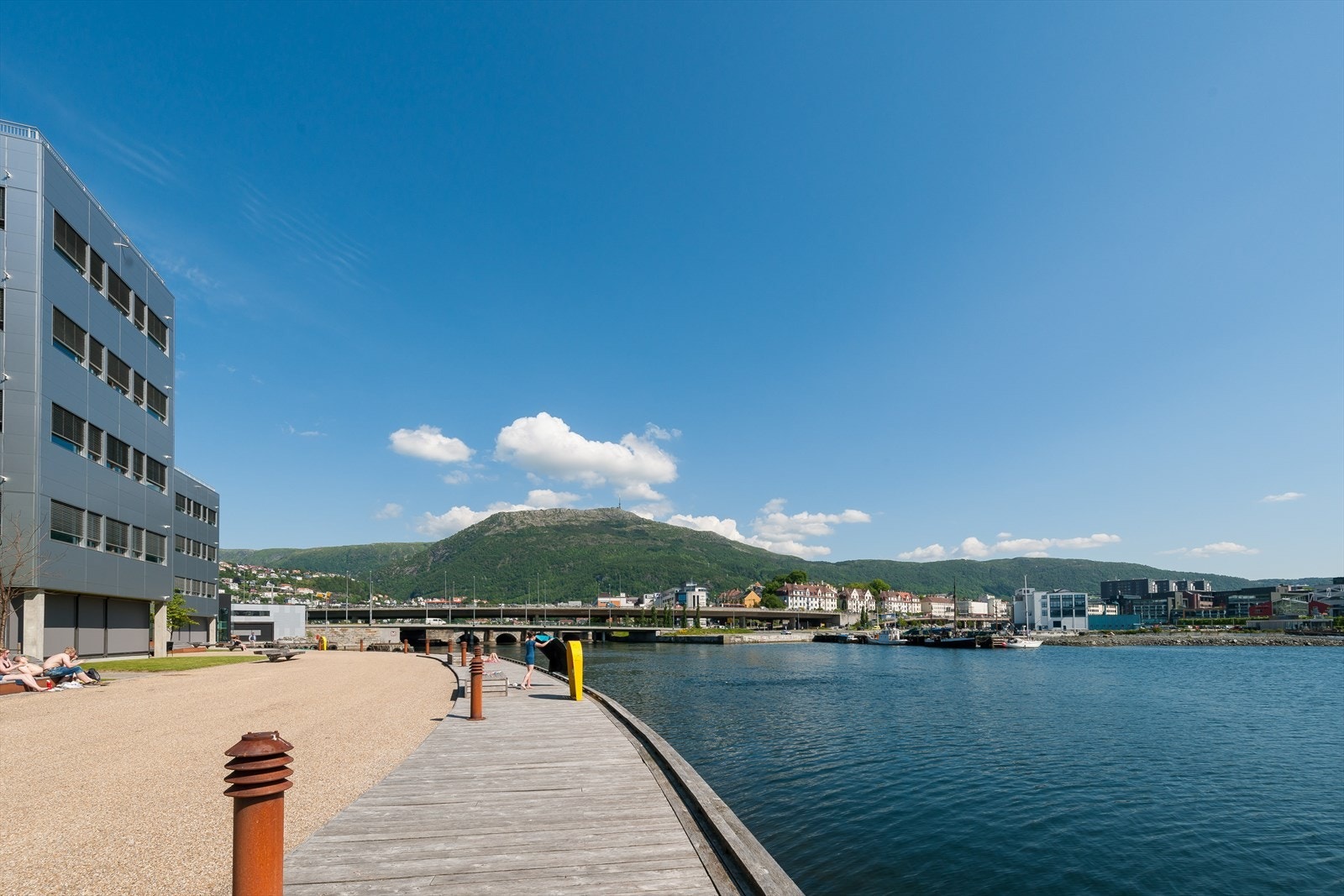 Bybadestrand ved BI Bergen. Her finner man også badstuer mm. Galleribilde