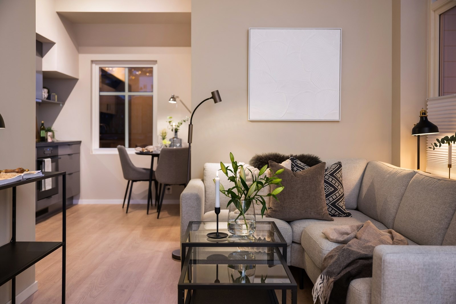 Stuen er meget koselig med åpen løsning til kjøkken blir rommet luftig og lunt. Grunnet god utforming får man skilt kjøkken og stue i to soner selv om det er i åpen løsning. Galleribilde