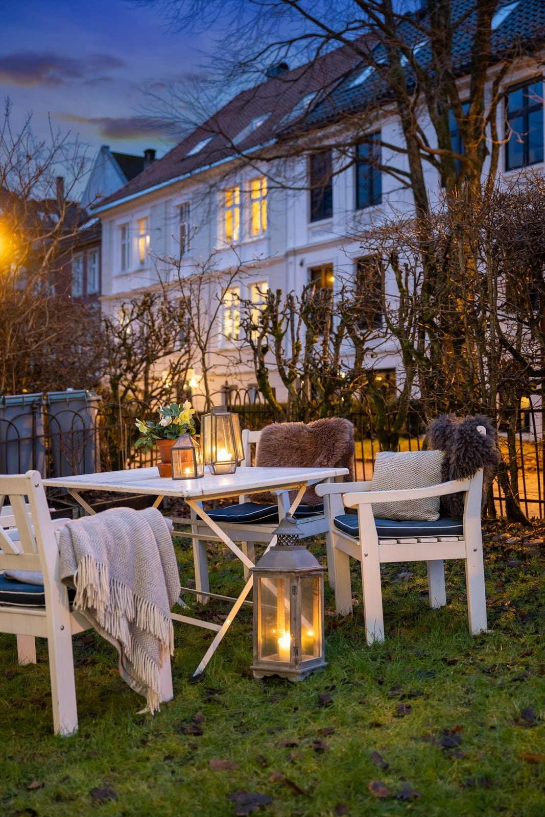 Koselig plass for sosiale sammenkomster i egen felles hage. Galleribilde