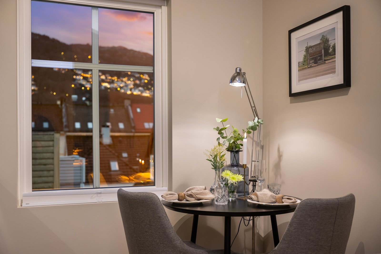 Koselig kjøkkenkrok med plass til spisebord. Her kan man nyte et godt måltid mens man kikker utover noen av byfjellene. Galleribilde