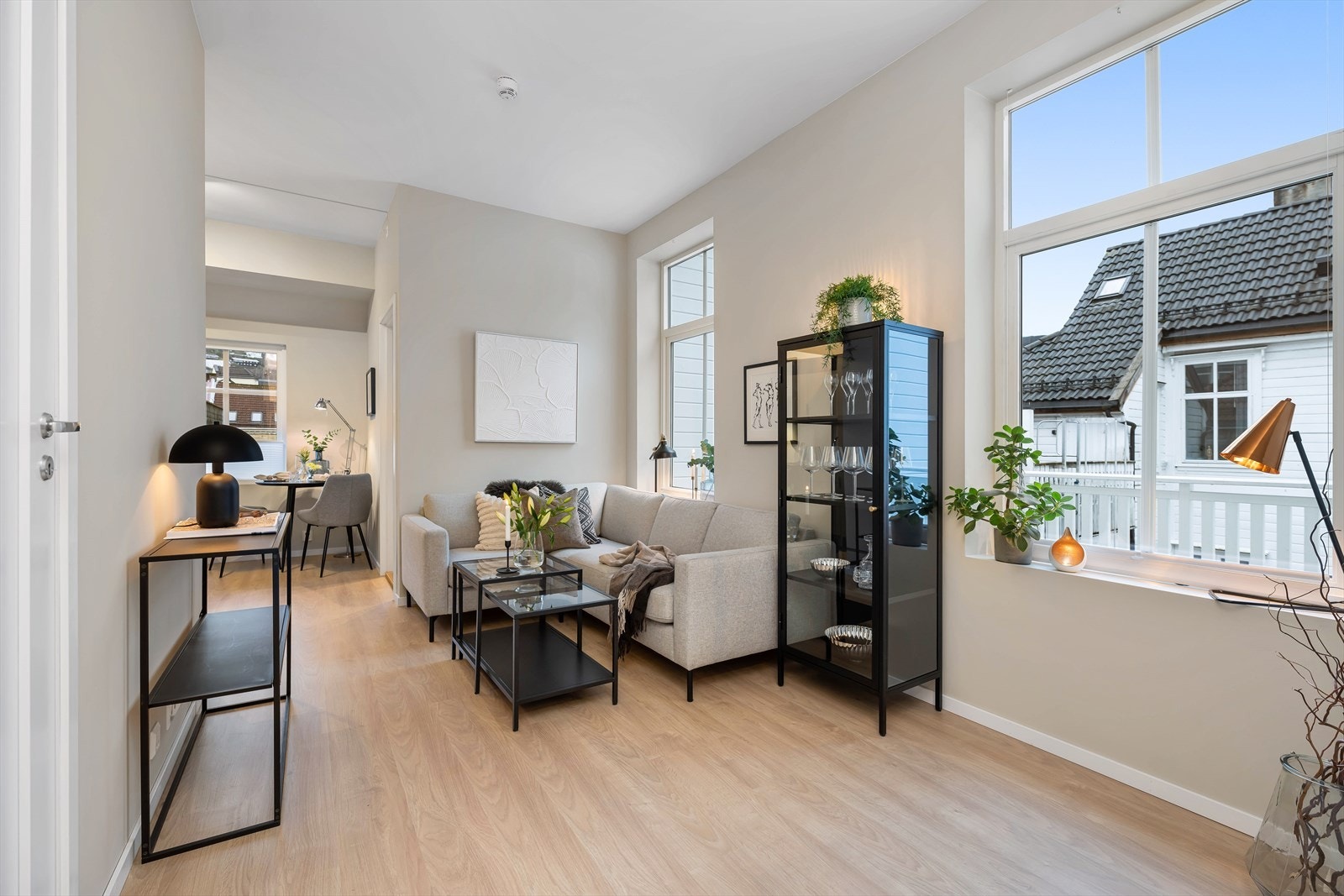 Stue. Store vinduer som slipper inn godt med naturlig lys. Galleribilde