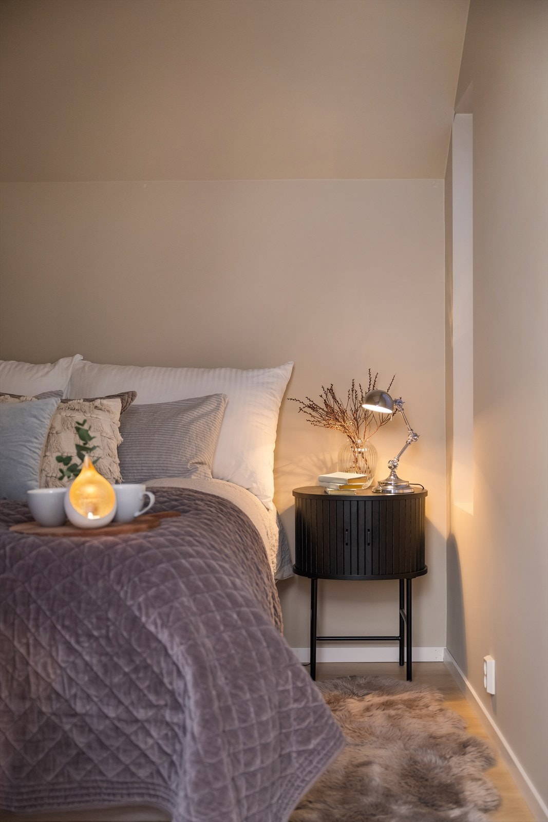 Lun og fin atmosfære i et behagelig soverom. Galleribilde