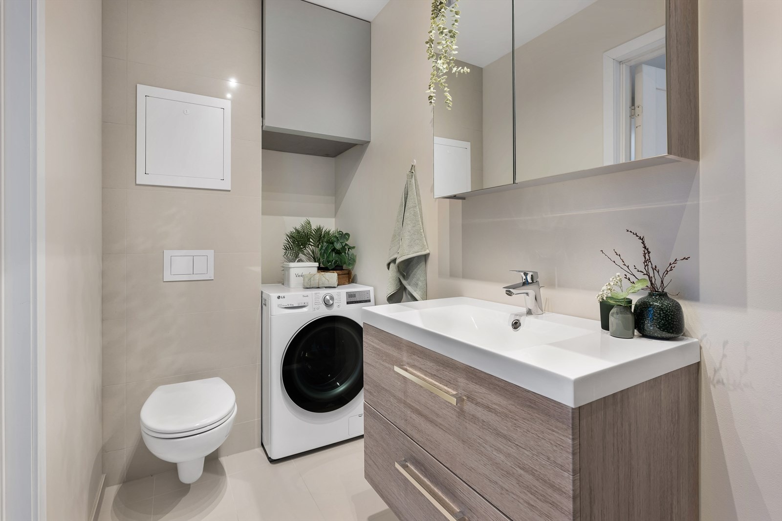 God plass til vaskemaskin. Avbildet kombimaskin fra 2021 med vask og tørk medfølger salget. Varmtvannstank skjult over vaskemaskinen. Rør i rør. Galleribilde