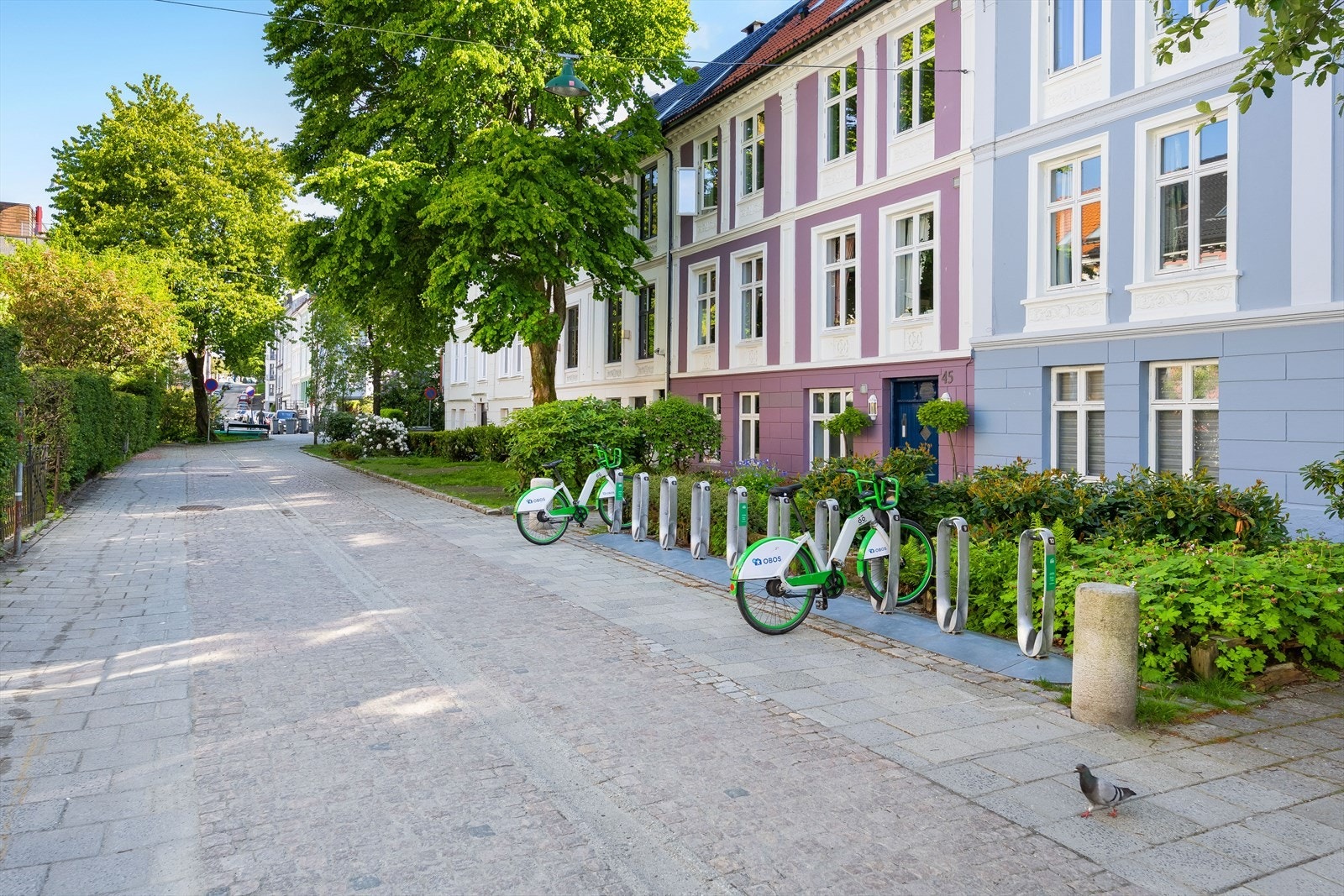 Meget gode bytilbud rett utenfor døren. Her finner man bla en av stasjonene for bysykler. Galleribilde