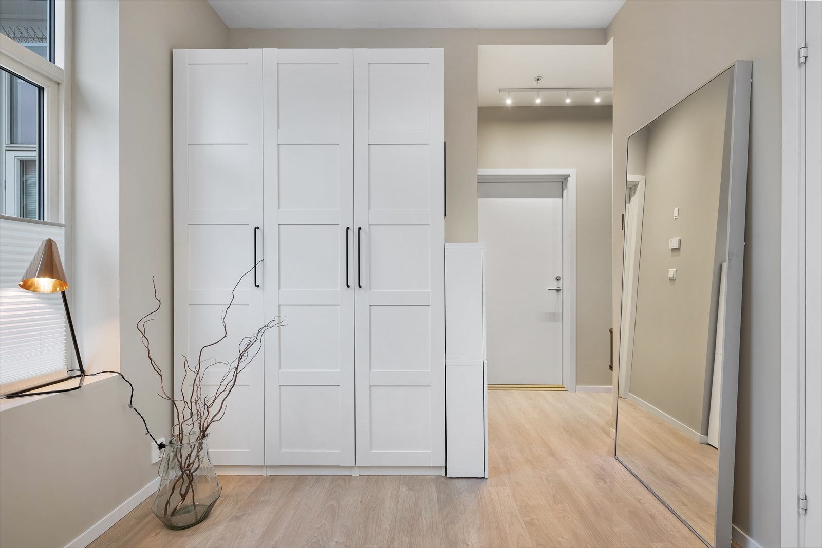 Stor og god garderobeløsning i stue. Pax-garderobeskap fra Ikea. Galleribilde