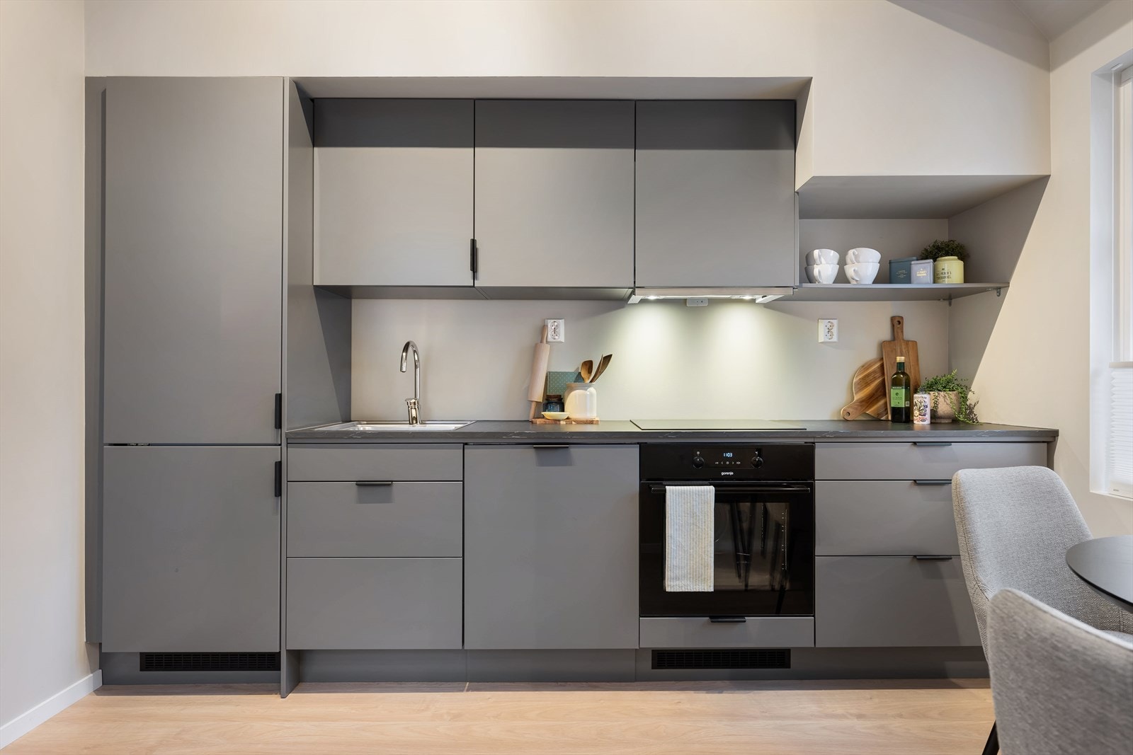 Nydelig kjøkken fra Epoq fra 2021. Meget god skap og skuffeplass, integrerte hvitevarer og god benkeplass. Galleribilde