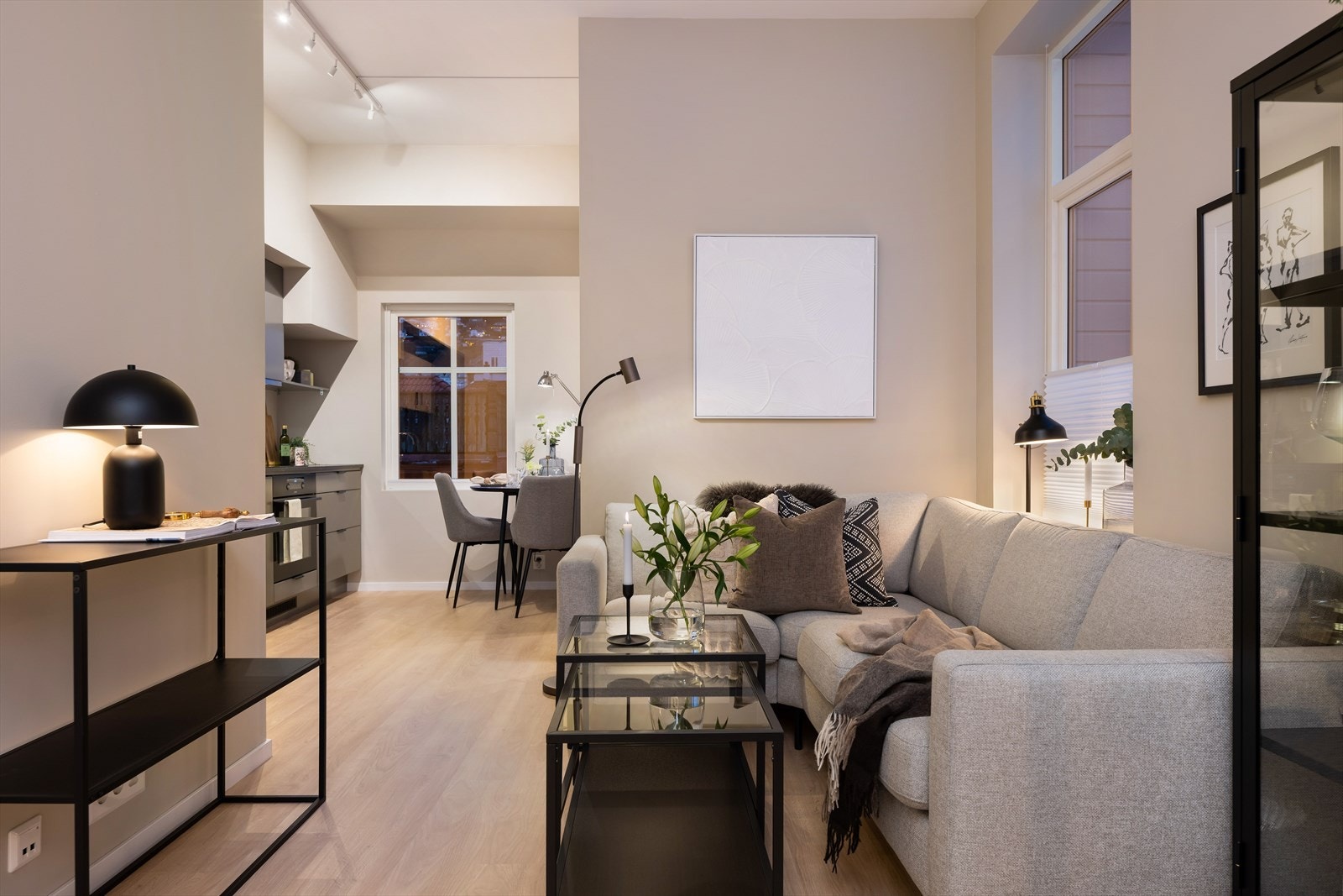 Stue mot kjøkken og soverom. Galleribilde