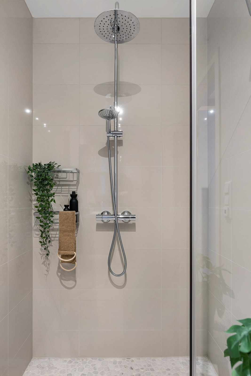 Nydelig dusjsone. Grunnet meget stor dusjsone kan man også få plass til tørkestativ slik at man slipper å ha det stående i stue. Galleribilde