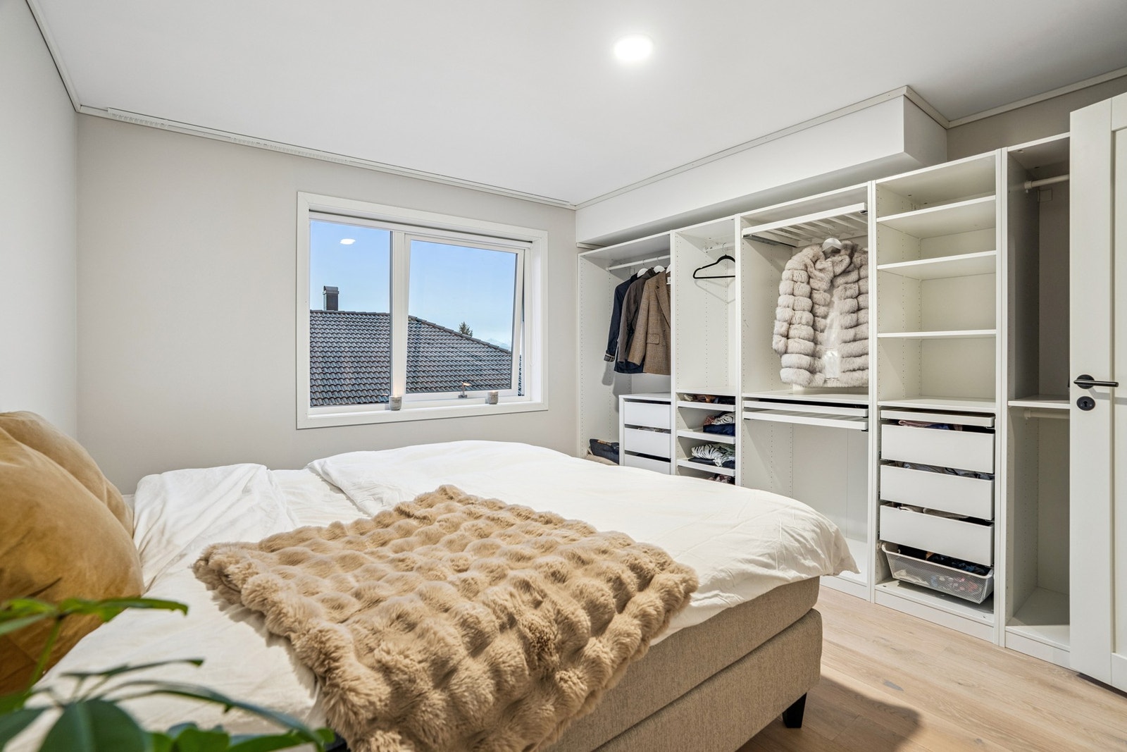 Det er montert garderobeskap på hovedsovereom Galleribilde