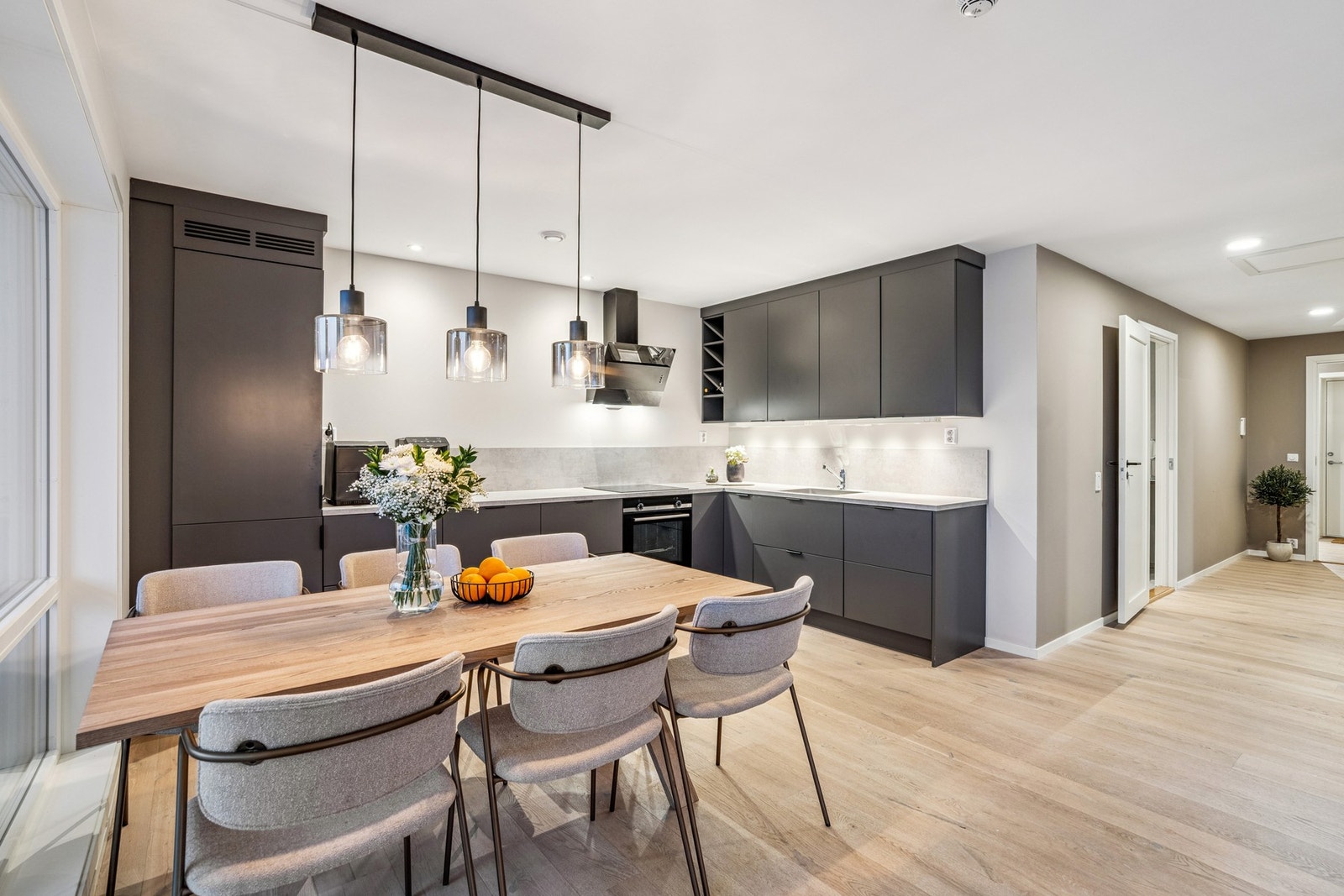 Mellom
benkeplaten og overskapene er det laminatplate.
Det er kjøkkenventilator med avtrekk ut. Galleribilde