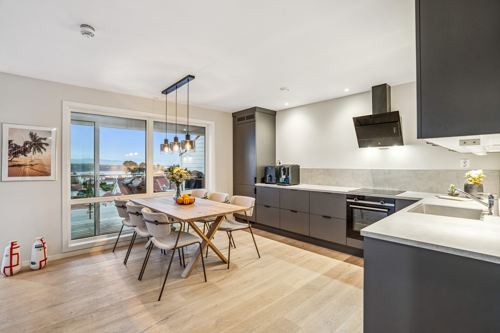 Kjøkkeninnredningen er fra Fossline og har glatte
fronter og benkeplate av laminat Galleribilde