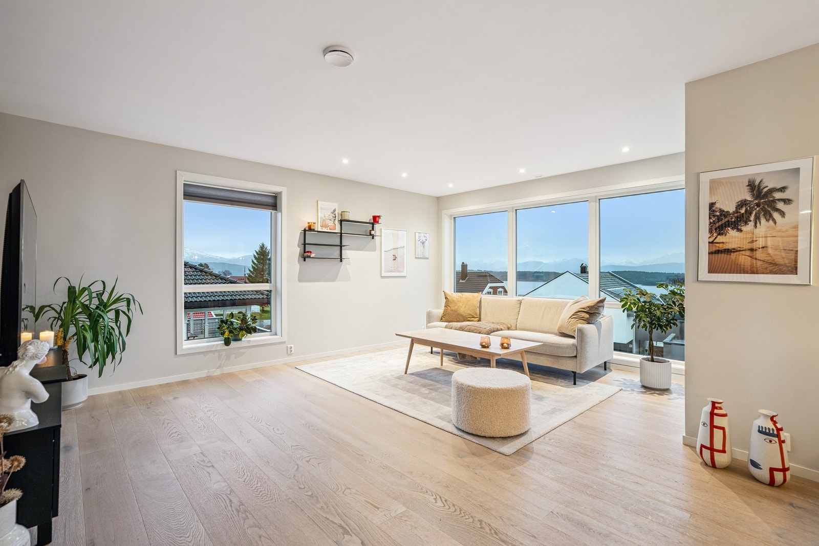 Romslig stue med sørvendte vinduer Galleribilde