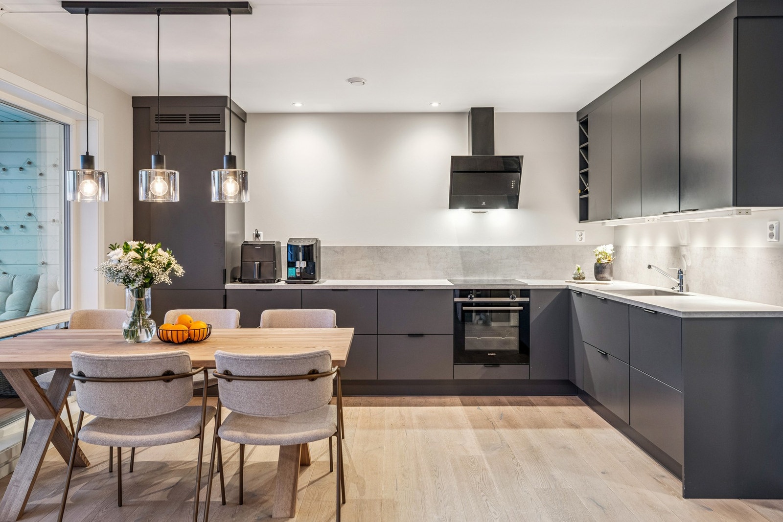 Det er integrerte hvitevarer som
stekeovn, induksjonstopp, oppvaskmaskin og kjøleskap Galleribilde