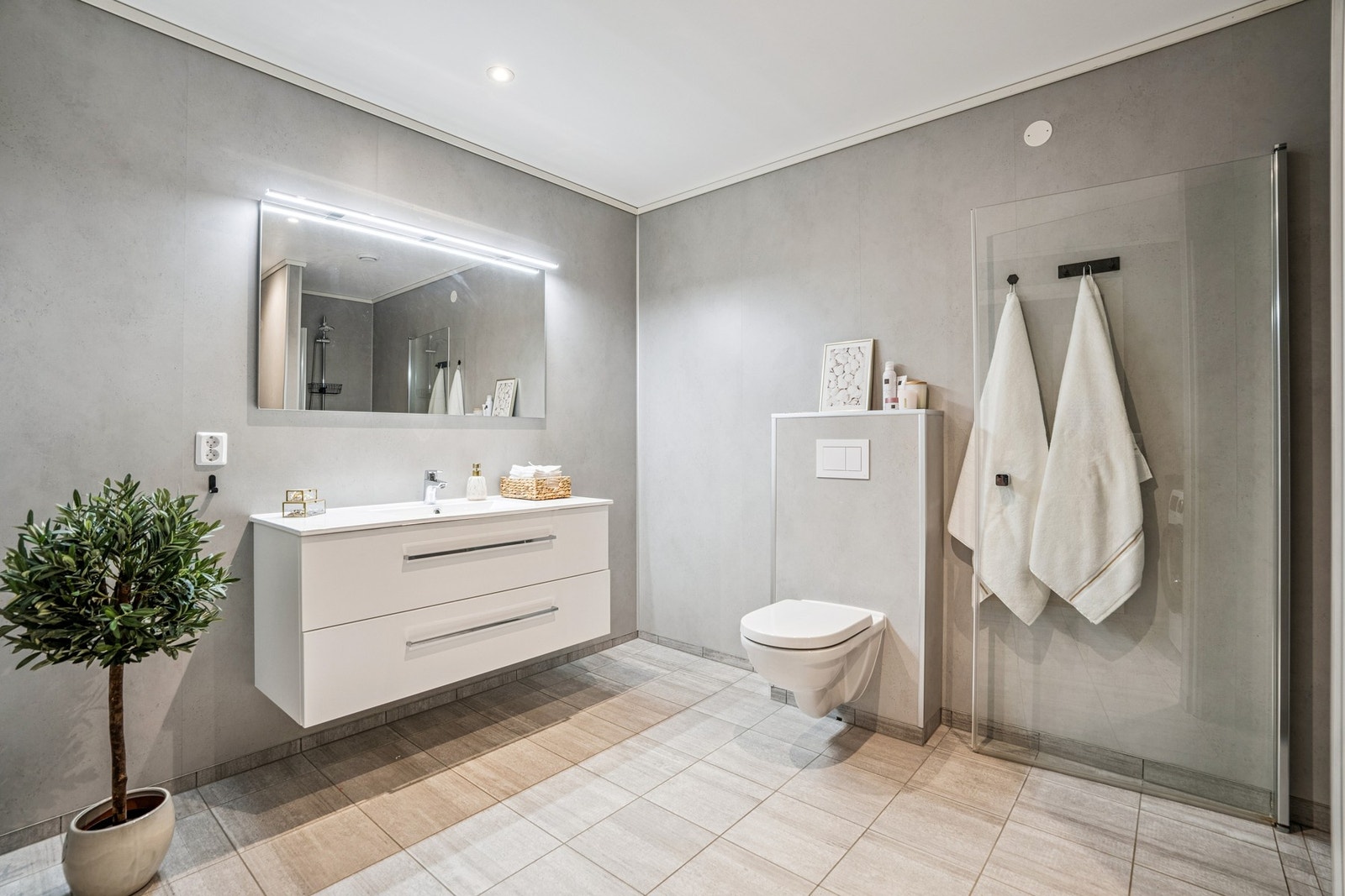 Bad med flislagt gulv. Vannbåren varme Galleribilde