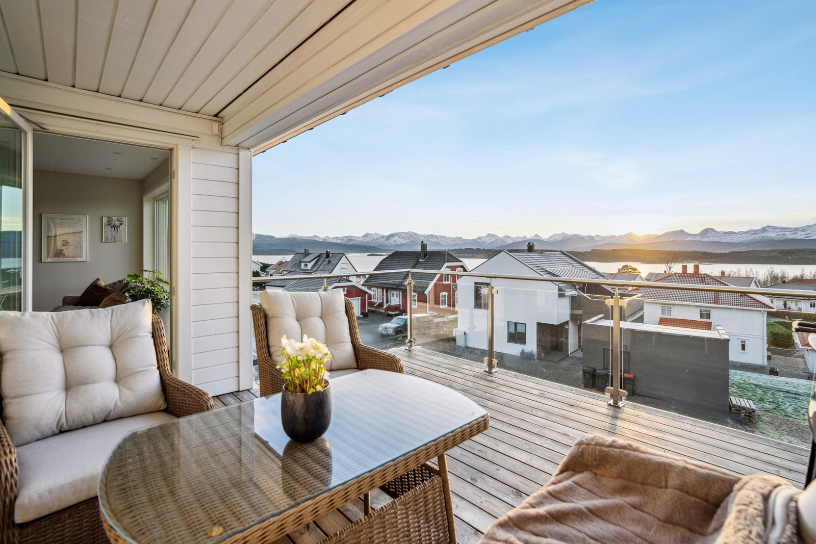 Fra stuen er det utgang til delvis overbygd terrasse Galleribilde