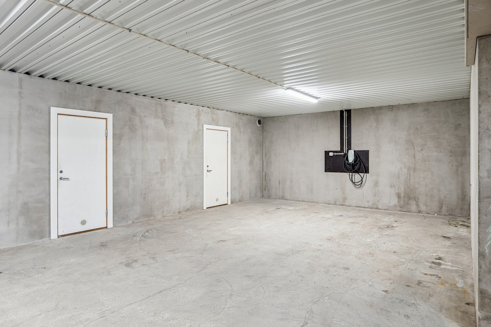 Garasjeplassen har
et areal på ca. 28 m². I tilknytning til garasjeplassen er det en
bod med et areal på ca. 5 m². Galleribilde