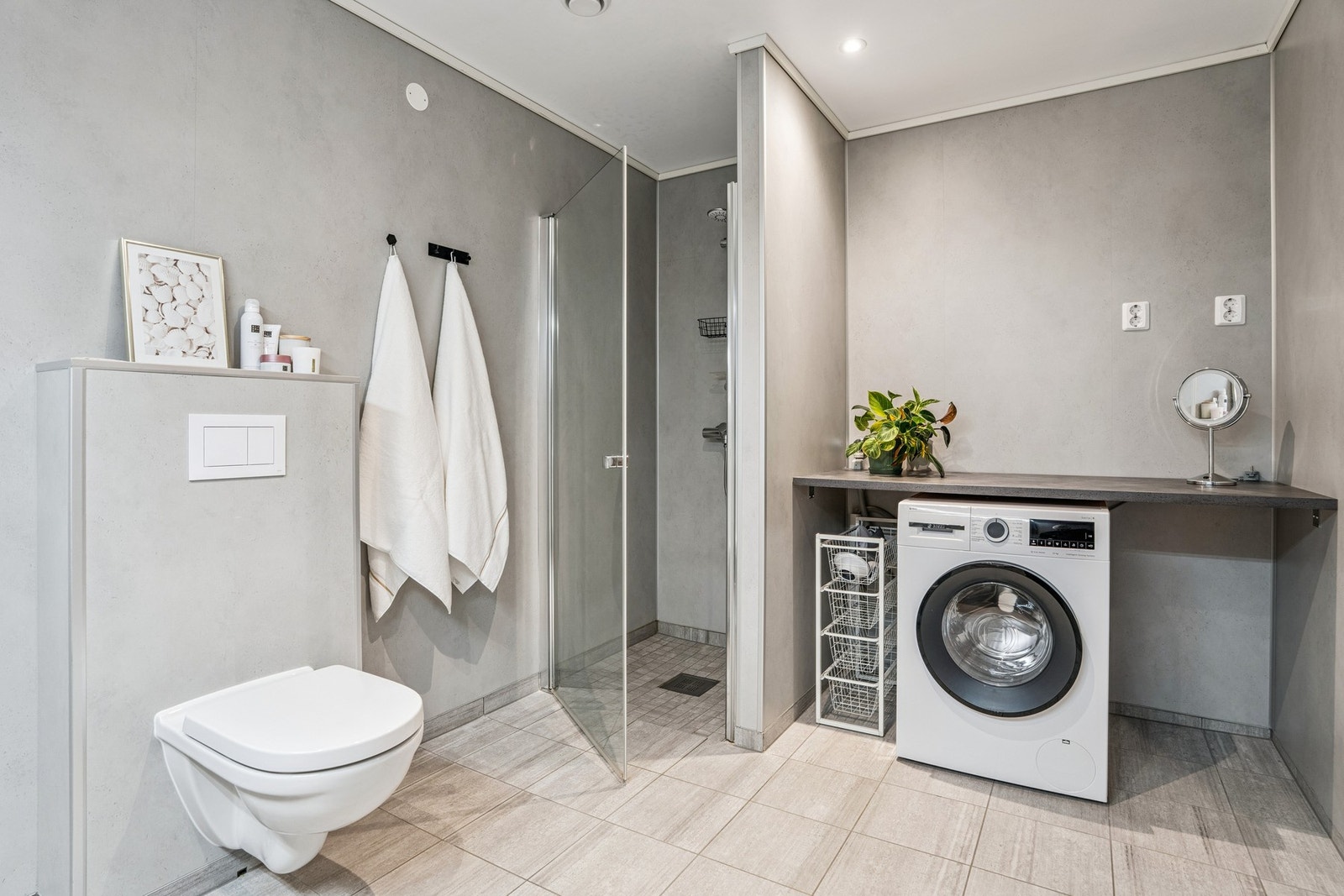 Baderomsplater på vegger og opplegg for vaskemaskin Galleribilde