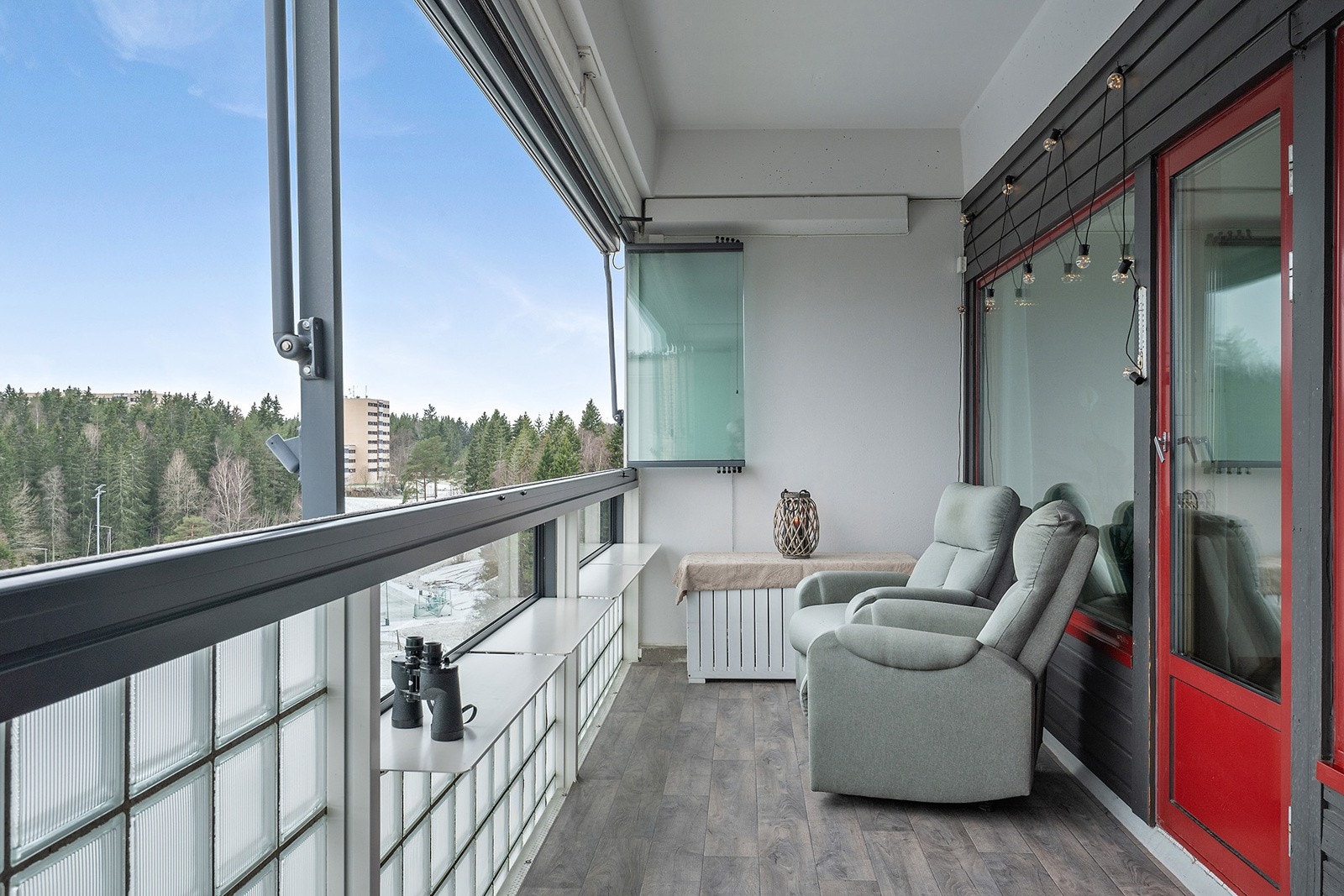 Balkongen på ca. 13 kvm er romslig med god plass til utemøbler og grill. Galleribilde