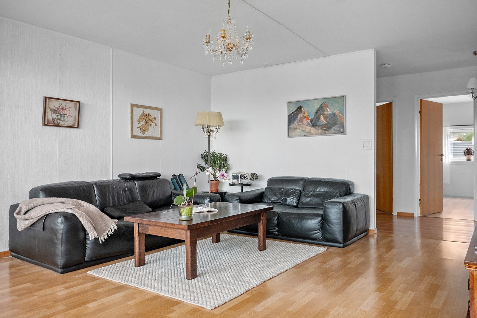 Stuen er stor og åpen med god plass til en sittegruppe og spisebord. Galleribilde